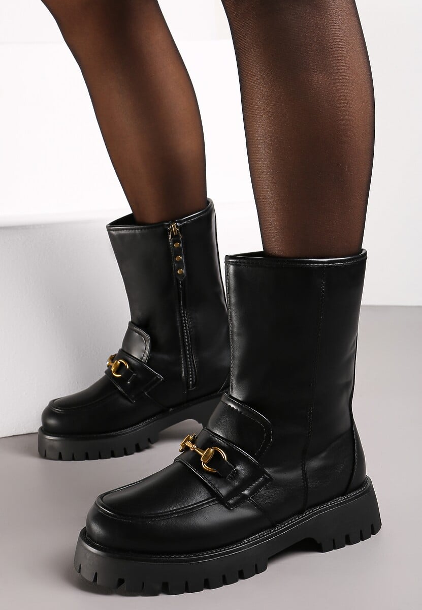 Czarne Botki z Imitacji Skóry na Płaskiej Podeszwie Ozdobione Metalową Sprzączką Legna