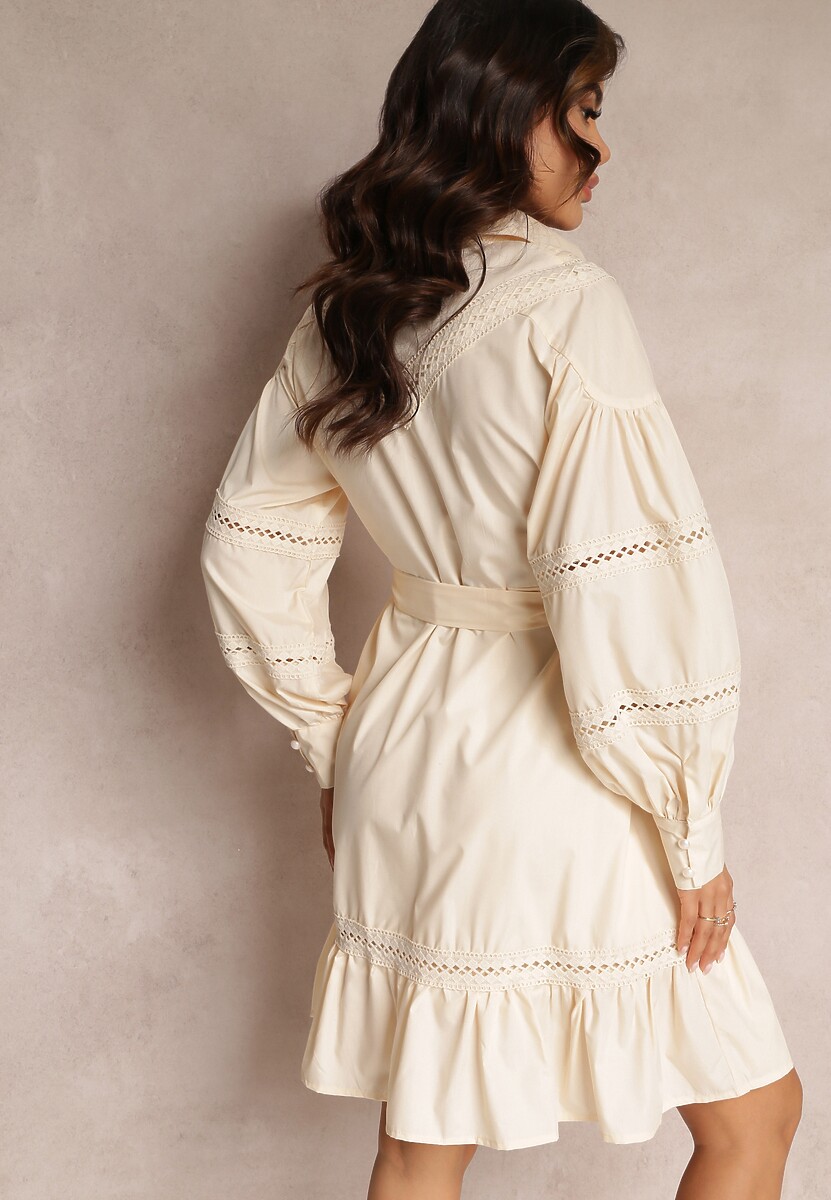 Beżowa Koszulowa Sukienka z Perłowymi Guzikami i Koronkowymi Wstawkami Shyanne