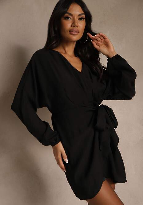 Czarna Kopertowa Sukienka z Wiskozy z Bufiastymi Rękawami Wiązana w Talii Anevra