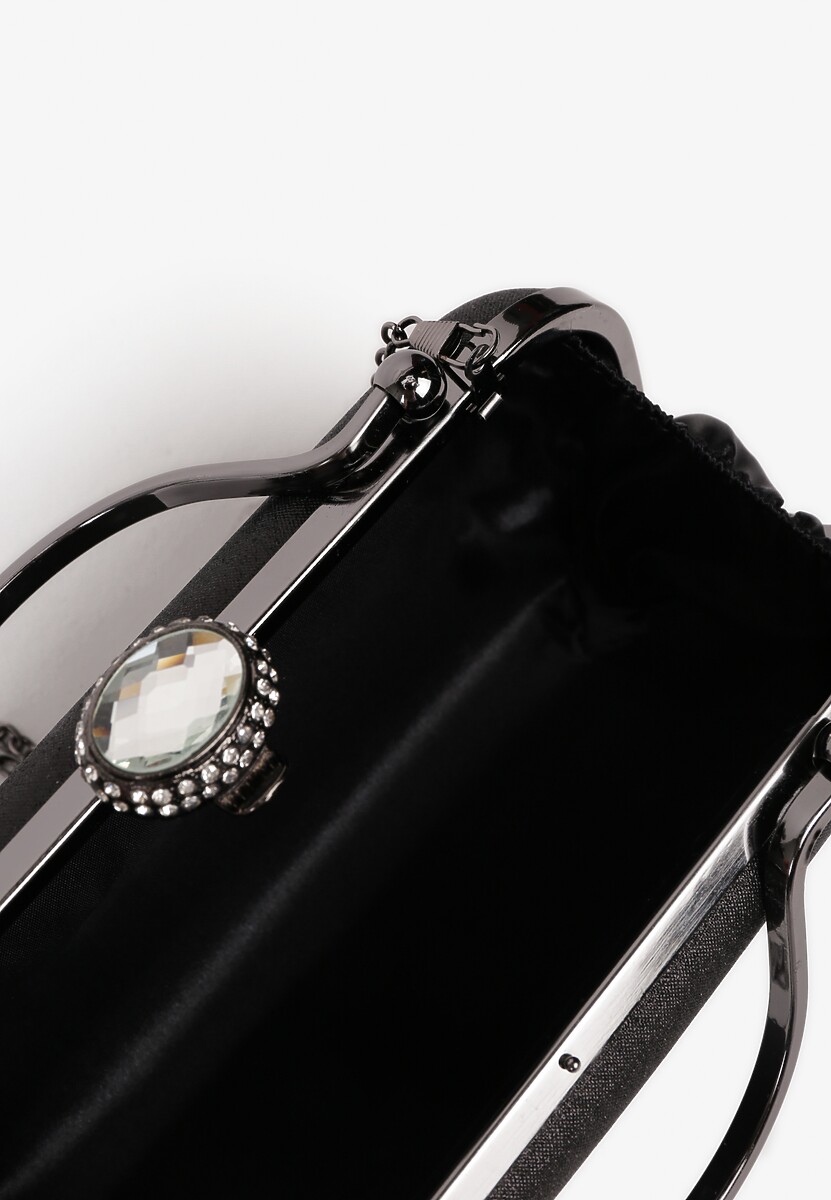 Czarna Torebka Koktajlowa Zapinana na Zatrzask z Łańcuszkiem i Rączką Ozdobiona Cyrkoniami Carsea