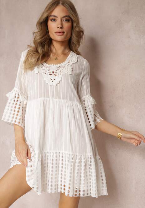 Biała Sukienka Mini z Bawełny z Koronkowym Dekoltem i Ozdobnymi Rękawami 3/4 Chlona