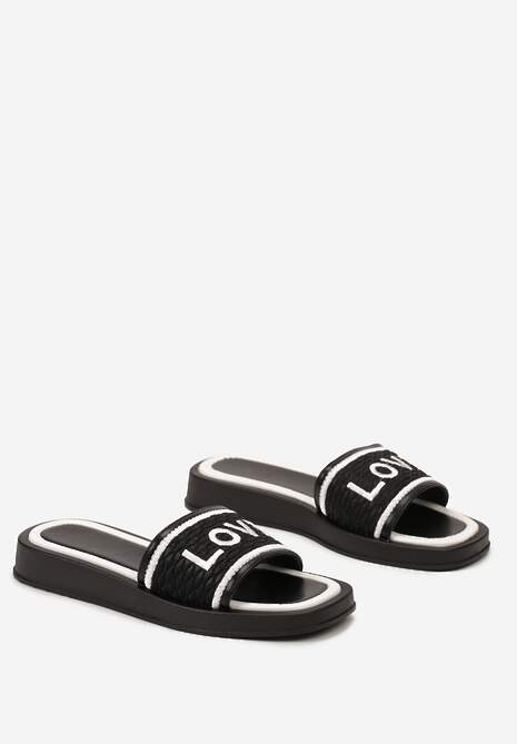 Czarne Klapki z Ozdobnym Napisem na Cholewce i Noskiem w Kwadrat Optizoria