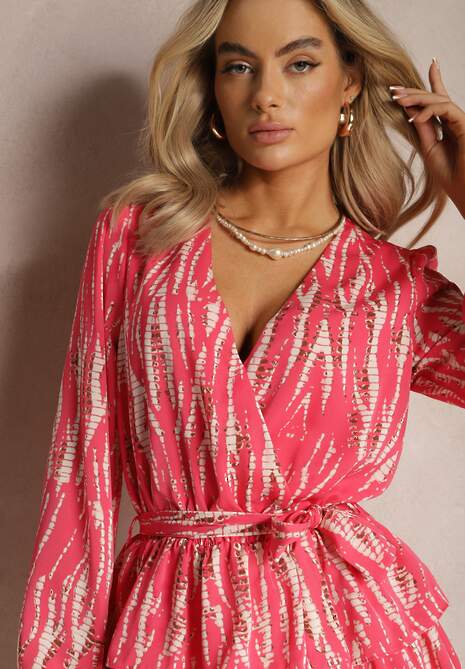 Różowa Rozkloszowana Sukienka Mini z Paskiem i Falbankami w Abstrakcyjny Wzór z Kopertowym Dekoltem Varniema