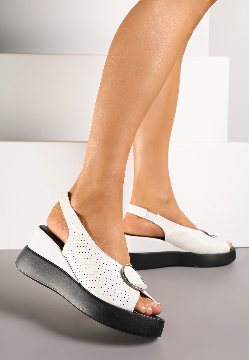 Białe Ażurowe Sandały na Koturnie Ozdobione Aplikacją Atavia