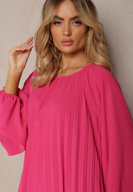 Fuksjowa Rozkloszowana Sukienka Ozdobiona Plisowaniem i Bufiastymi Rękawami Ksarina