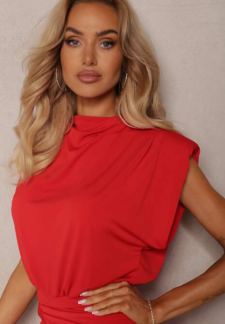 Czerwona Dopasowana Sukienka Maxi z Rozcięciem i Poduszkami w Ramionach Racbba