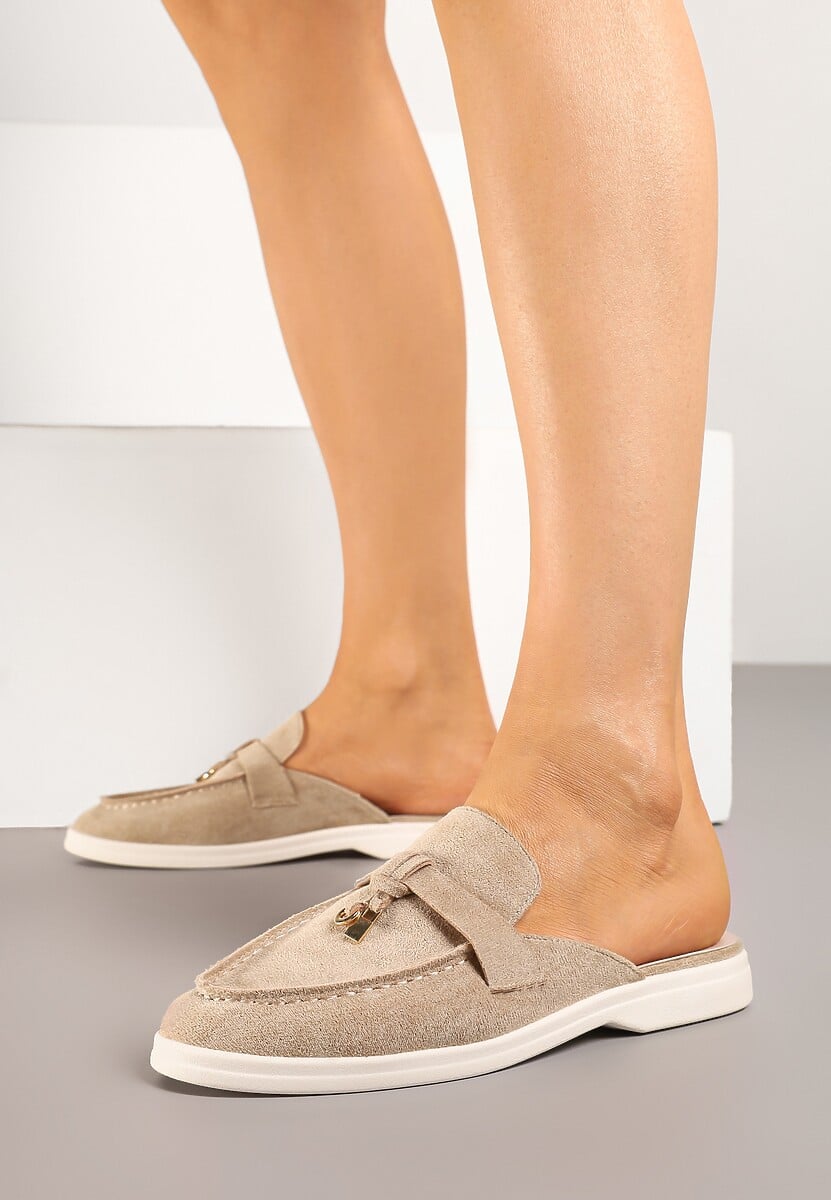 Ciemnobeżowe Klapki Mule w Stylu Loafersów Zdobione Zawieszką Iffionne