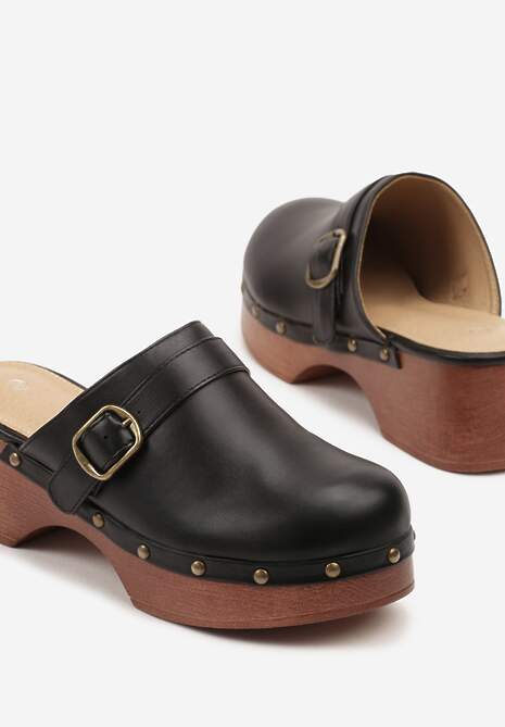 Czarne Klapki Drewniaki Zdobione Nitami i Sprzączką Natellise