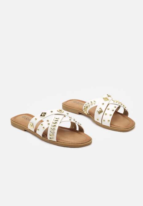 Białe Klapki na Płaskiej Podeszwie w Klasycznym Stylu Wykończone Nitami Cotarra