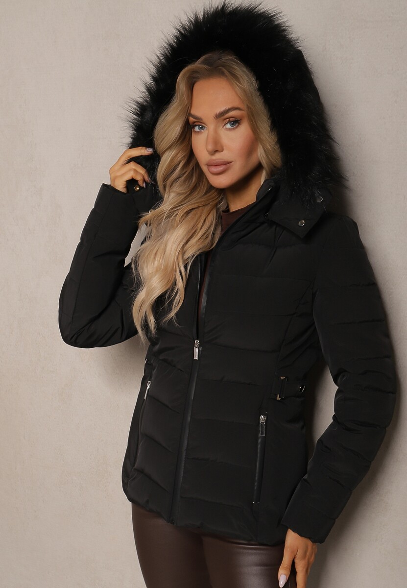 Czarna Taliowana Kurtka z Pikowanym Przeszyciem i Kapturem z Futerkiem Sagiola