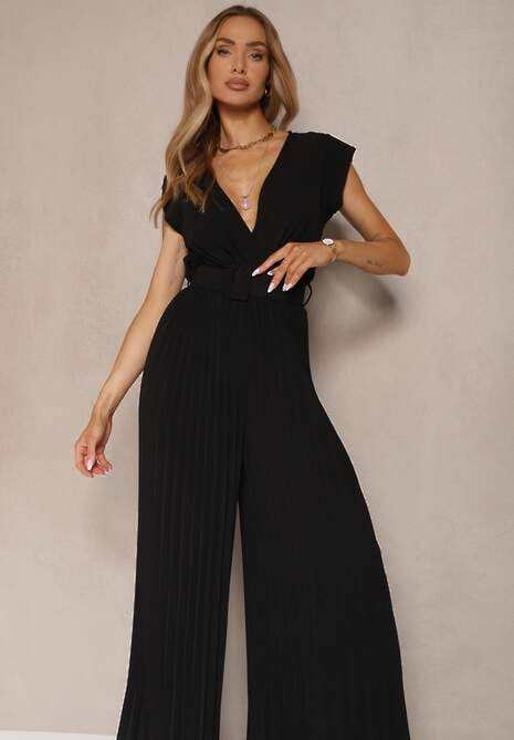 Czarny Kopertowy Kombinezon Wide Leg Zdobiony Plisami i Paskiem z Klamrą Salirella