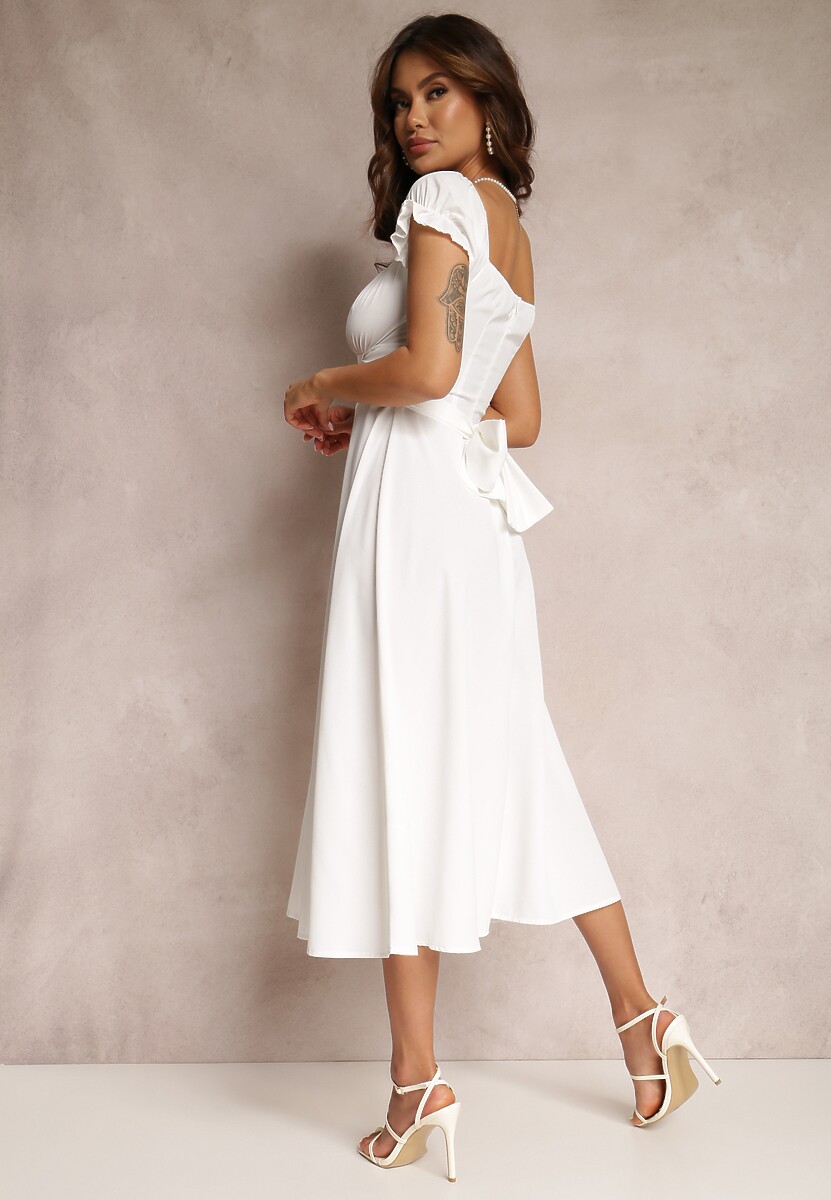 Biała Sukienka o Rozkloszowanym Kroju z Wiązaniem Perolis