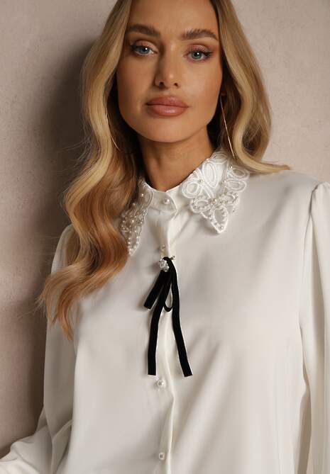 Biała Koszula z Bufiastymi Rękawami Kołnierzem z Perłami i Broszką Gonathiel