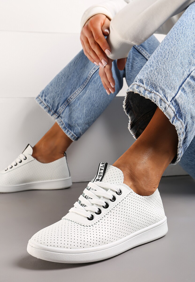 Biało-Szare Tenisówki Ozdobione Taśmą z Napisem na Języku i Pięcie Cholewka z Perforacją Aelita