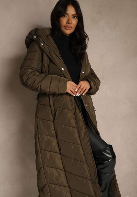 Ciemnozielona Zimowa Kurtka Pikowana o Długim Kroju z Paskiem i Kapturem z Futrem Retarda