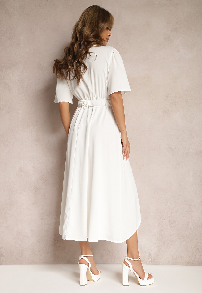 Biała Sukienka o Kopertowym Kroju z Marszczoną Gumką i Paskiem w Talii Dariane