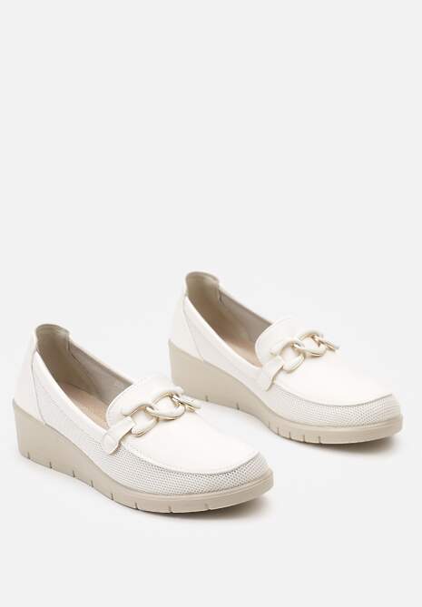 Białe Półbuty ze Skórzaną Wkładką na Koturnie z Ozdobną Klamrą Klurentia