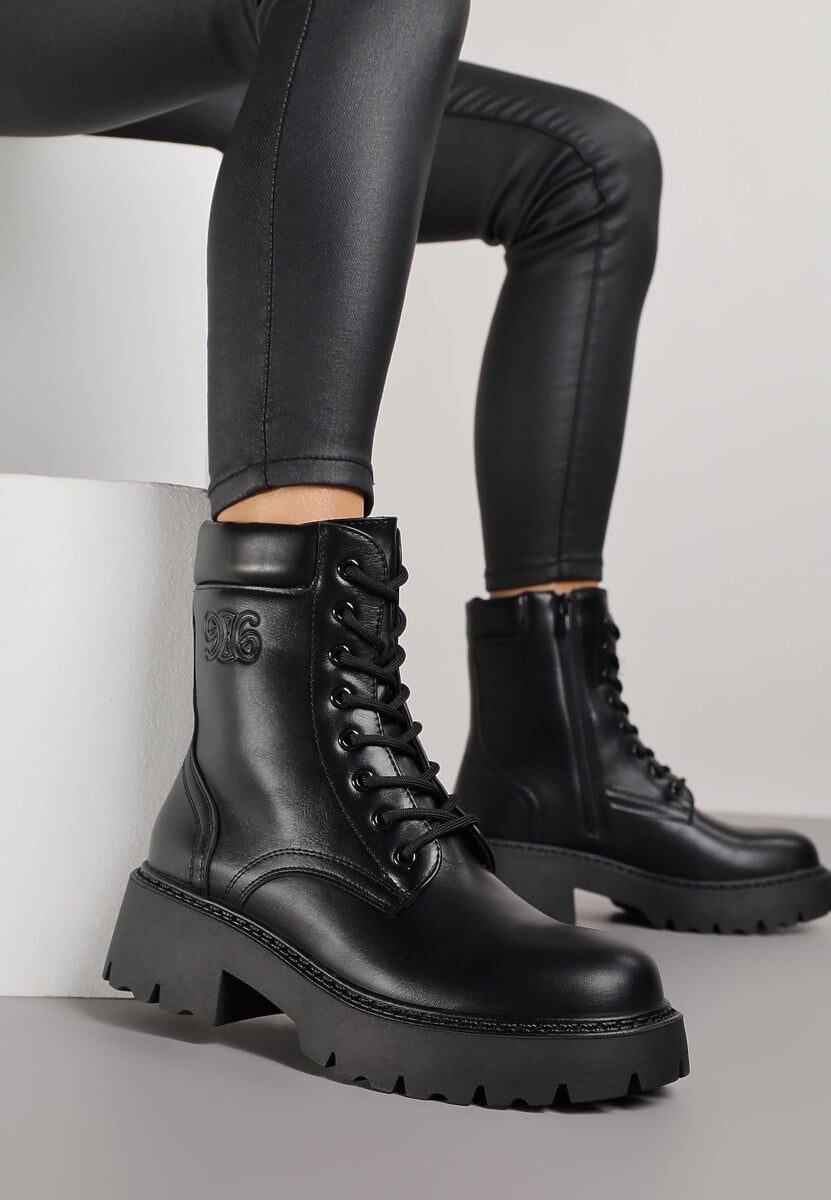 Czarne Ocieplane Sznurowane Botki Vices na Płaskiej Podeszwie Ozdobione Tłoczeniem Zerilea