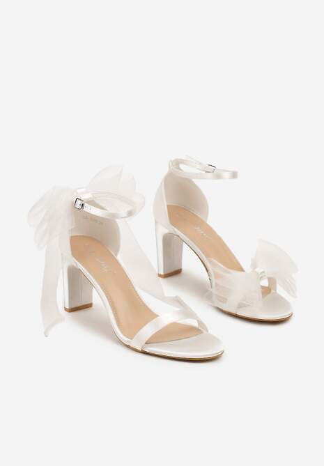 Białe Eleganckie Sandały na Słupku Wykończone Kokardą z Tiulu Norivia