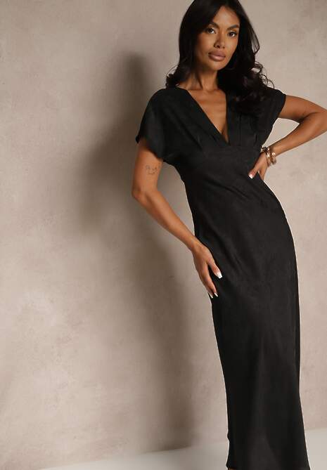 Czarna Sukienka o Rozkloszowanym Kroju z Dekoltem w Serek Banitella