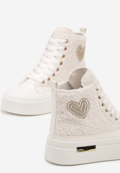 Białe Futerkowe Trampki na Platformie z Ozdobną Naszywką w Kształcie Serca Aelinna