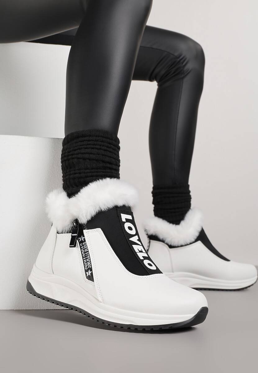 Białe Sneakersy na Płaskiej Podeszwie Ozdobione Futerkiem i Napisami Rialises