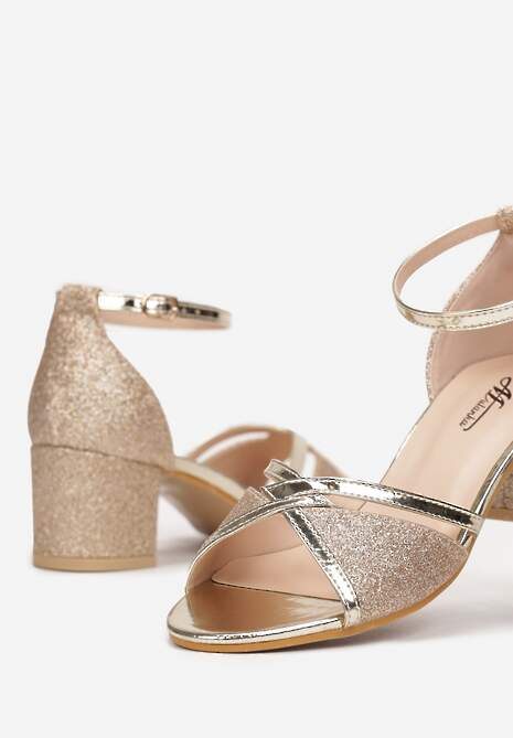 Złote Brokatowe Sandały na Niskim Słupku z Lakierowanymi Paskami Ilenia