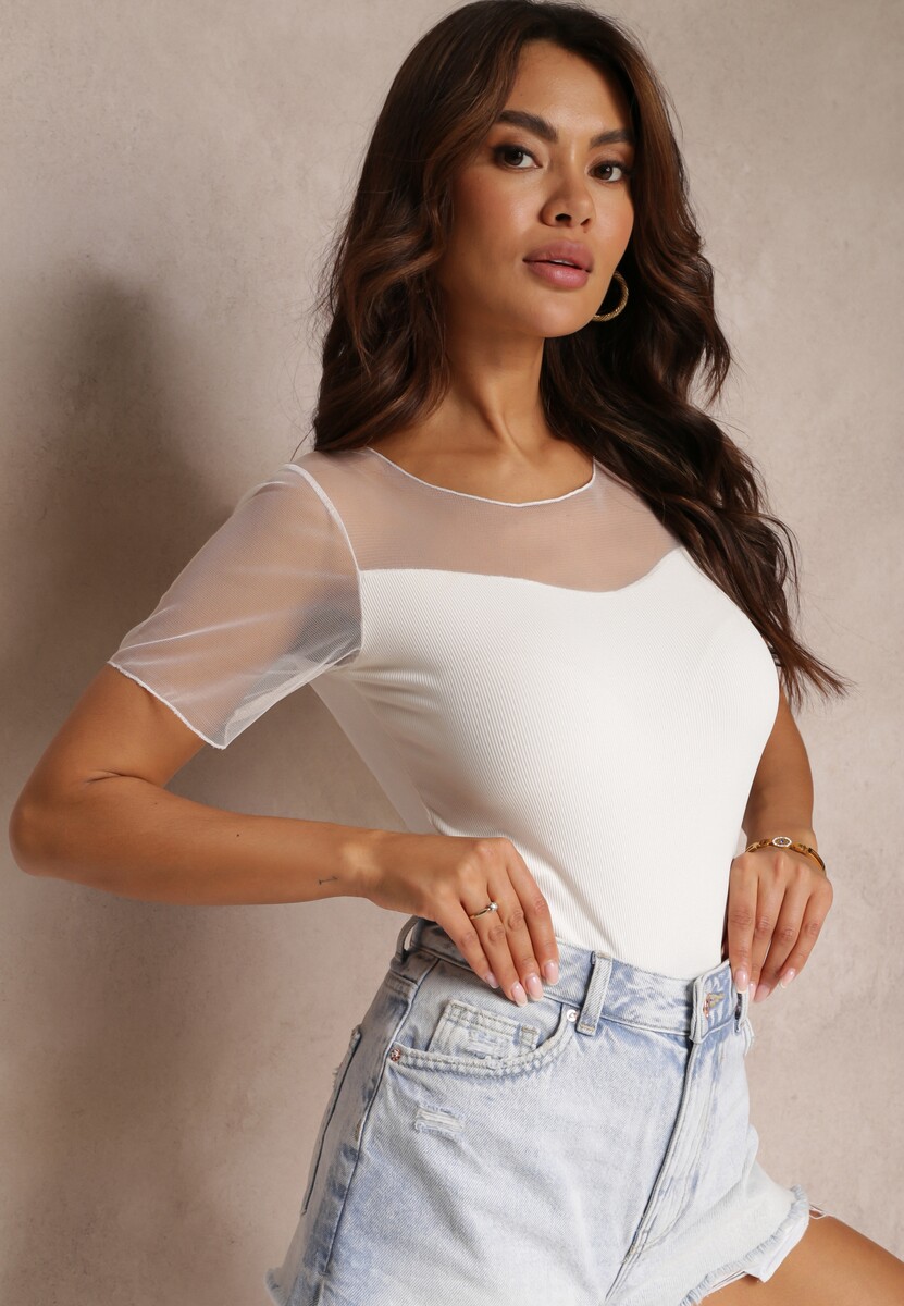 Biała Bluzka z Prążkowanej Dzianiny i Wstawką z Siateczki Pheda