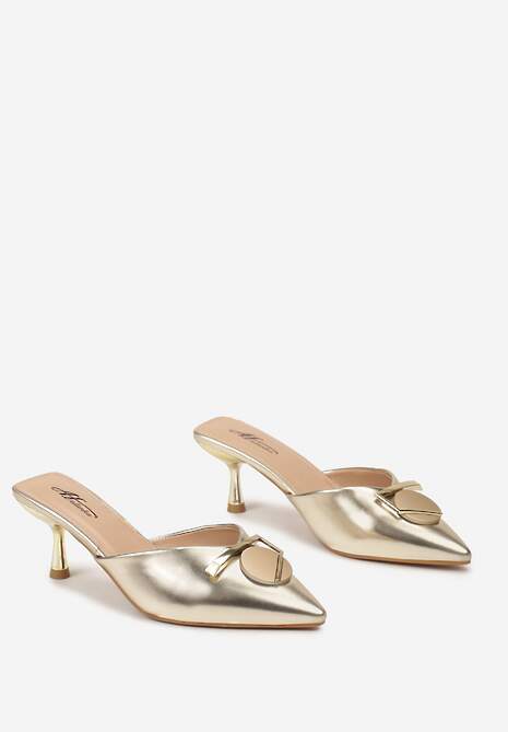 Złote Klapki na Niskiej Szpilce z Metaliczną Aplikacją Freeama