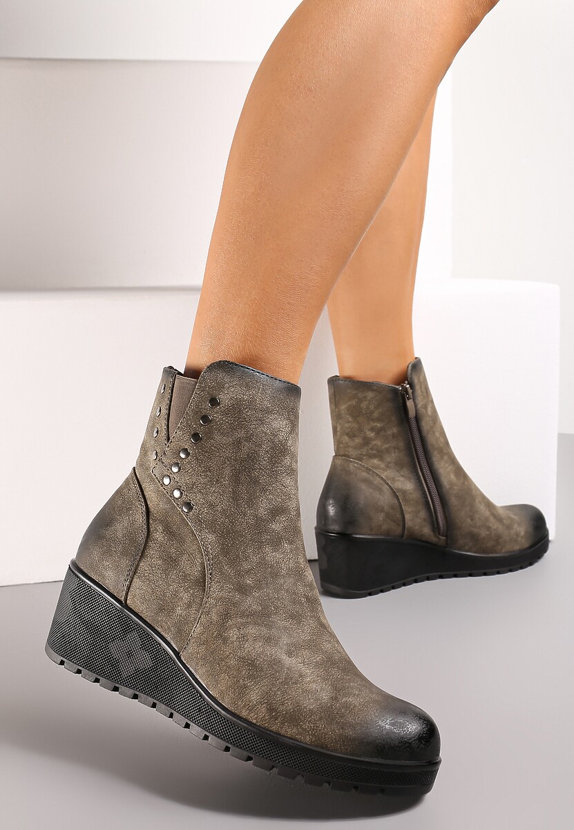 Ciemnobeżowe Botki na Koturnie z Tłoczeniami Ozdobione Nitami na Cholewce Martho