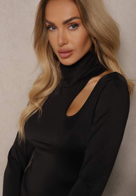 Czarna Bluzka Półgolf Ozdobiona Wycięciem na Ramieniu Lilwenna