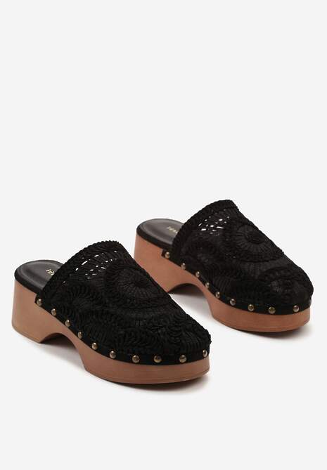 Czarne Klapki Chodaki Ozdobione Plecionką i Nitami na Grubej Podeszwie Riorella