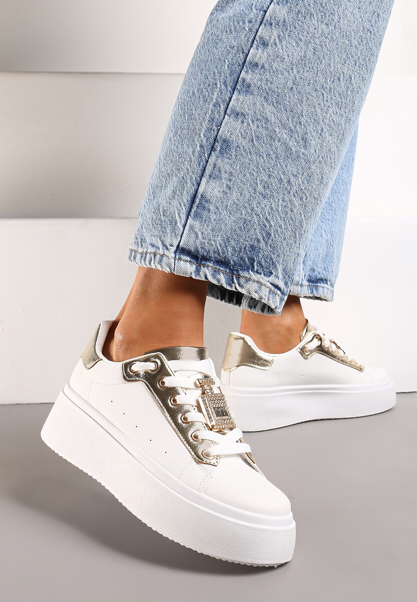 Biało-Złote Sneakersy z Metaliczną Zawieszką na Sznurówkach Ozdobioną Cyrkoniami Edosa