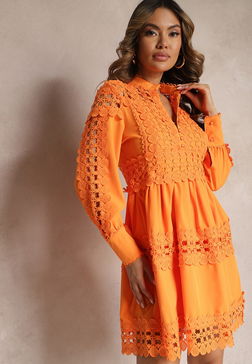 Biała Koronkowa Sukienka z Ozdobnym Dekoltem Sweeney