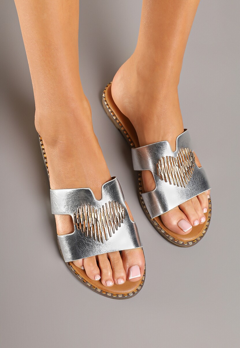 Beżowe Klapki Ozdobione Sercami i Wycięciami Azvisa