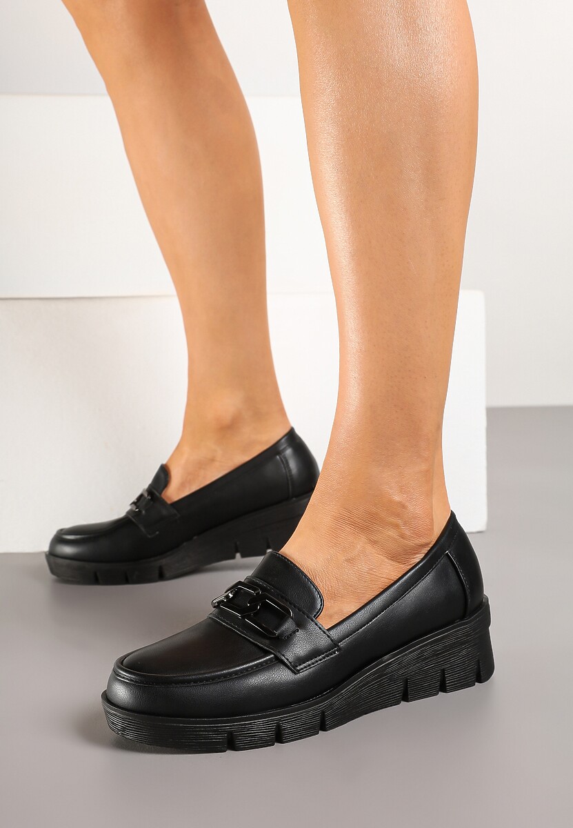 Czarne Półbuty Mokasyny na Koturnie z Tłoczeniem i Wkładką ze Skóry Naturalnej i Łańcuchem Cariella