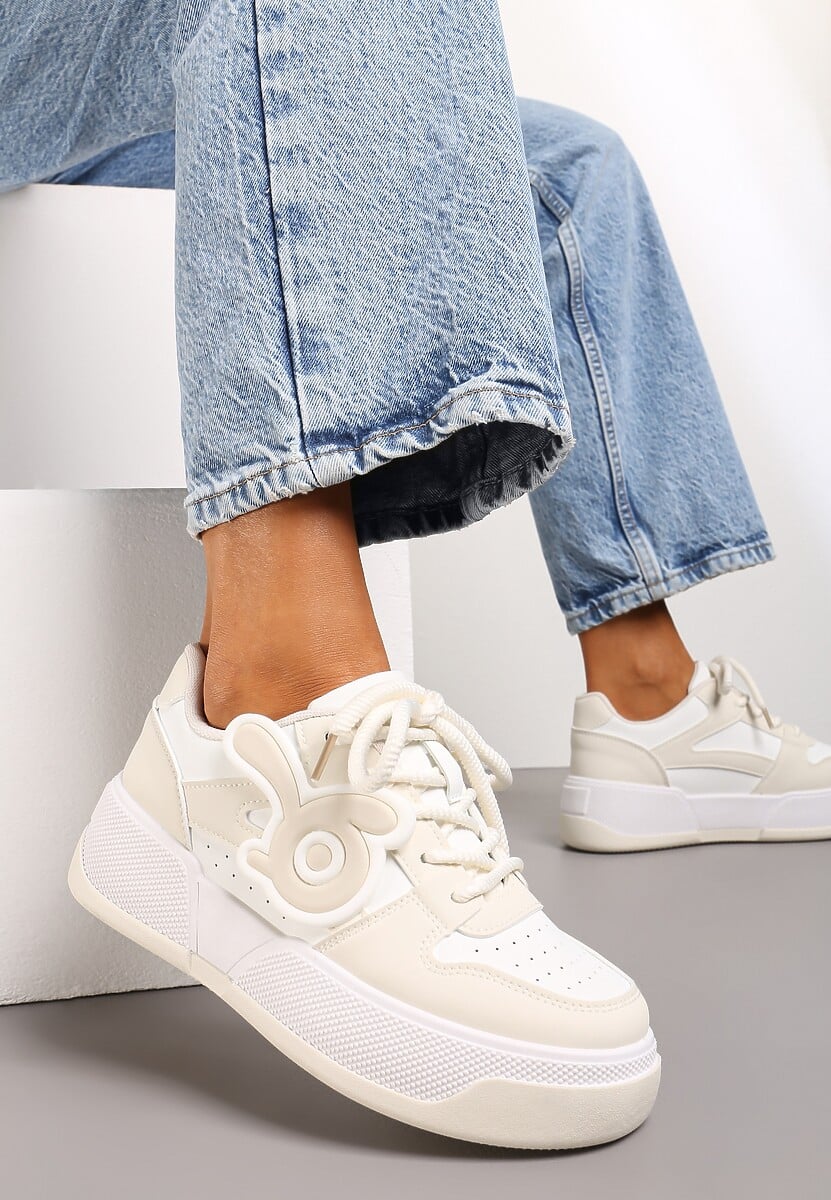 Biało-Beżowe Sneakersy na Niskiej Platformie z Wypukłą Ozdobą Irasa