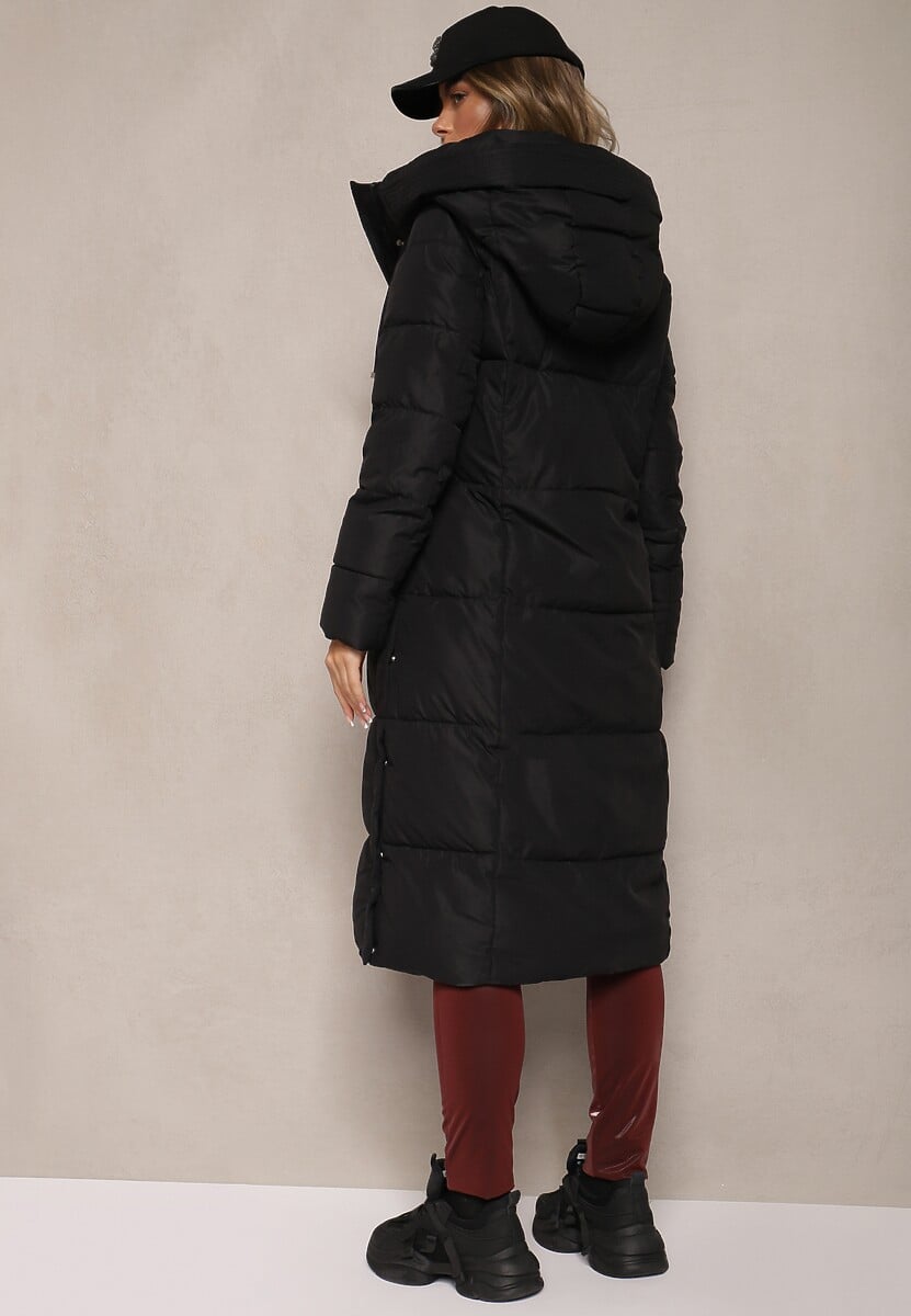 Czarna Kurtka Długa Pikowana z Kapturem Ozdobiona Napami i Plisą Acosa