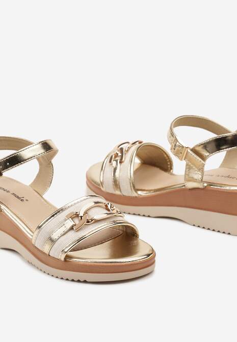 Złote Sandały na Koturnie Ozdobione Klamrą w Kształcie Łańcuszka Zafirah