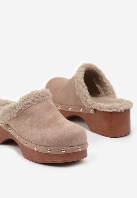Ciemnobeżowe Futerkowe Klapki Mule na Platformie Ozdobione Ćwiekami Crelina