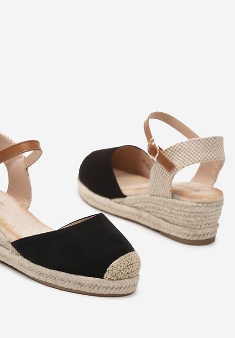 Czarne Sandały na Koturnie z Plecionki Zapinane Wokół Kostki Fiolla