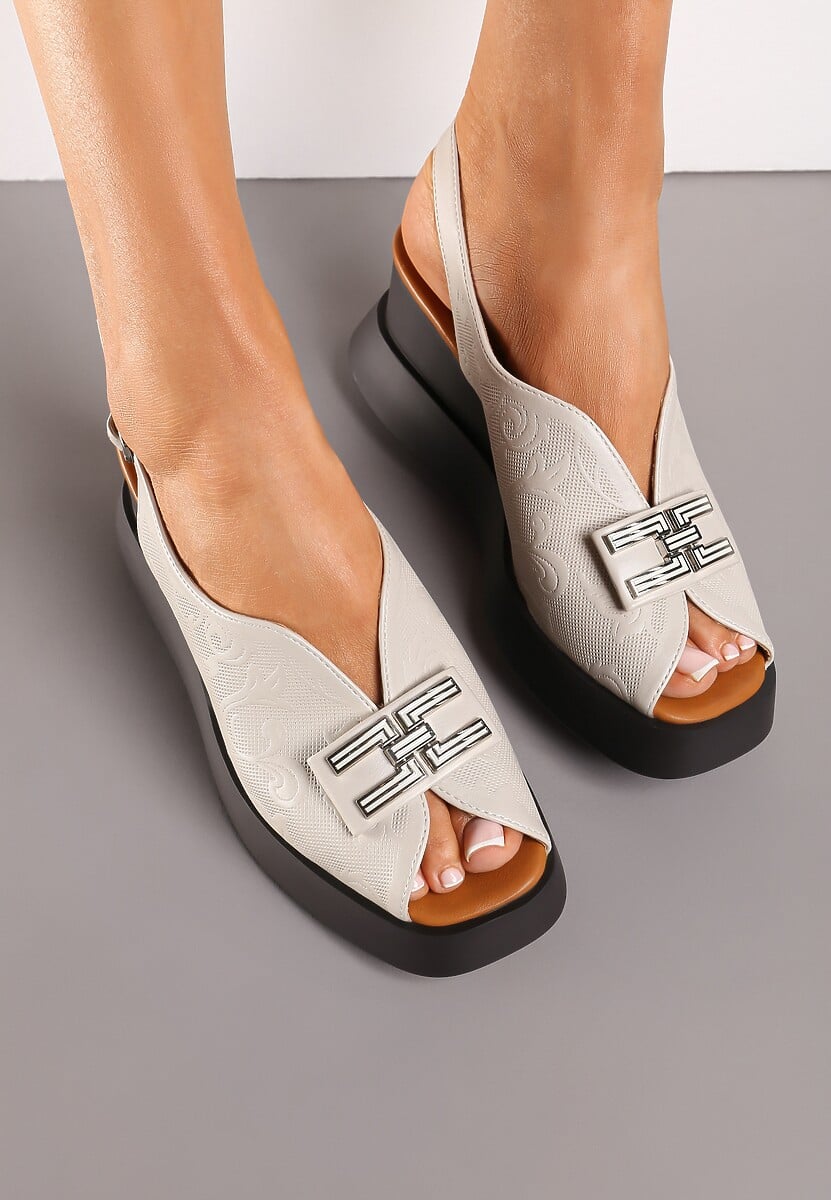 Beżowe Sandały na Koturnie Peep Toe Ozdobione Biżuteryjną Klamrą Piolina