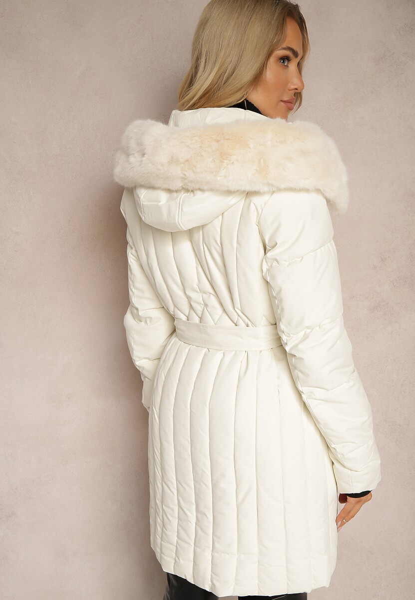 Jasnobeżowa Pionowo Pikowana Kurtka z Kapturem z Futrzanym Wykończeniem i Wiązanym Paskiem Leozelle