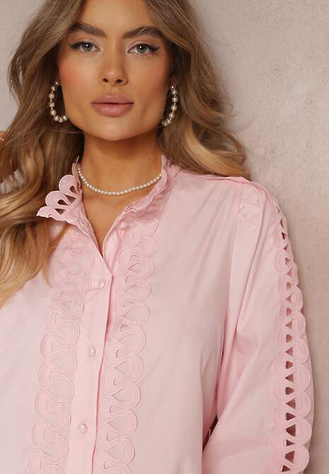 Jasnoróżowa Sukienka Midi z Ażurowymi Wstawkami i Wiązanym Paskiem Hudo