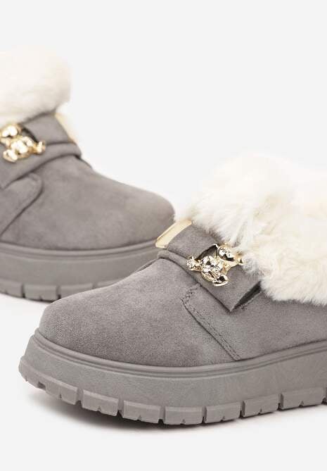 Szare Śniegowce na Platformie z Metaliczną Aplikacją i Klamrą Izareth