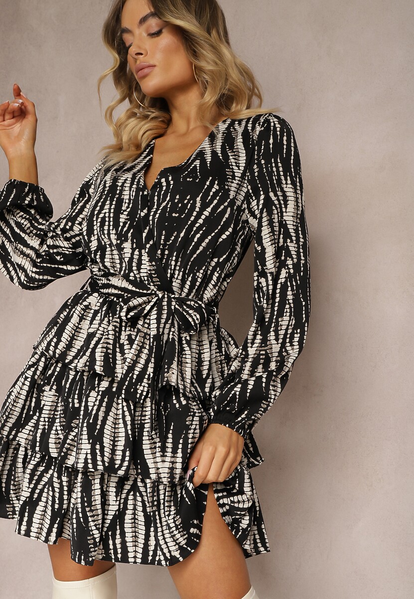 Czarno-Biała Rozkloszowana Sukienka Mini z Paskiem i Falbankami w Abstrakcyjny Wzór z Kopertowym Dekoltem Varniema