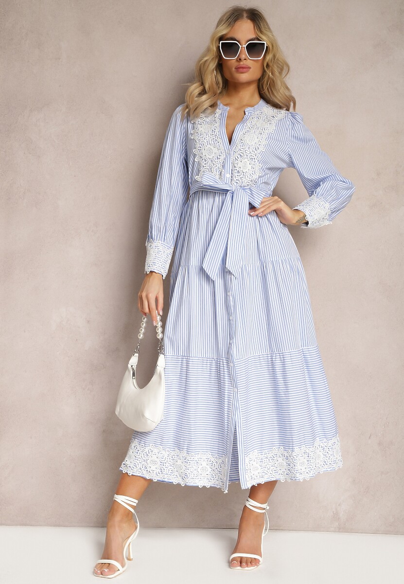 Jasnoniebieska Bawełniana Sukienka z Ażurową Koronką Przy Dekolcie i na Rękawach Lekovia