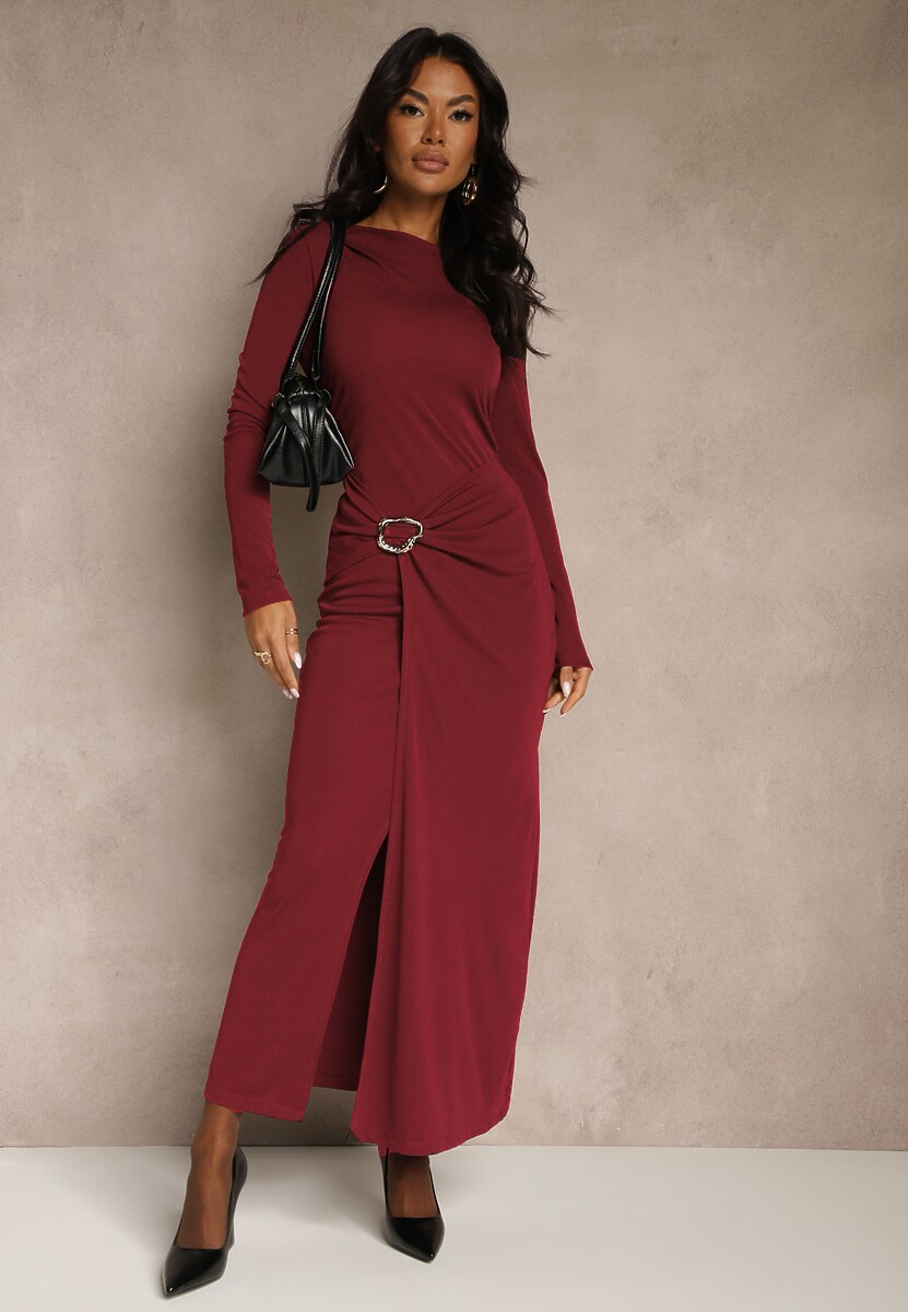 Brązowa Elegancka Sukienka Zdobiona Marszczeniem i Metaliczną Aplikacją Raselia