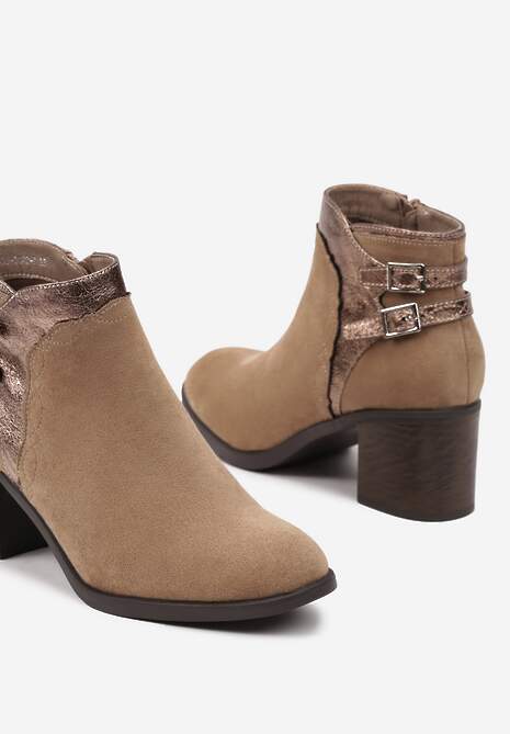 Ciemnobeżowe Botki na Słupku z Ozdobnymi Klamrami i Paskami Deolena