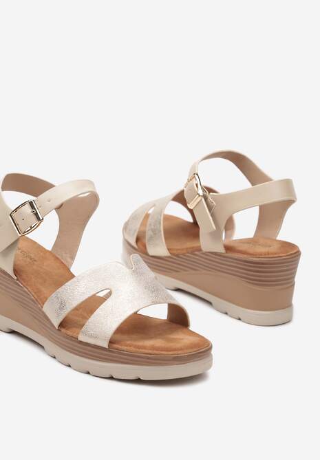 Złote Sandały z Imitacji Skóry na Koturnie Zapinane przy Kostce na Sprzączkę Moavix
